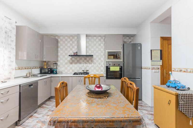 Foto c815c33e-10e5-4c09-9670-3a7a25f87347. Casa aparellada amb aparcament a Alcantarilla