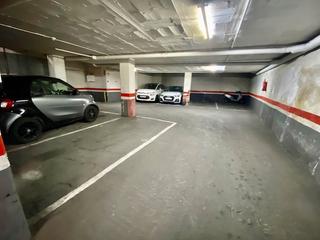 Alquiler Parking moto en Carrer d'elkano 19. Plaza de parking para coche y moto