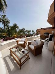 Duplex à N/a. Apartamento dúplex de lujo de frontal al mar, estepona