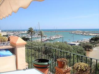 Casa adosada en Belgravia club 161. Impresionante casa adosada frontal al mar, estepona.