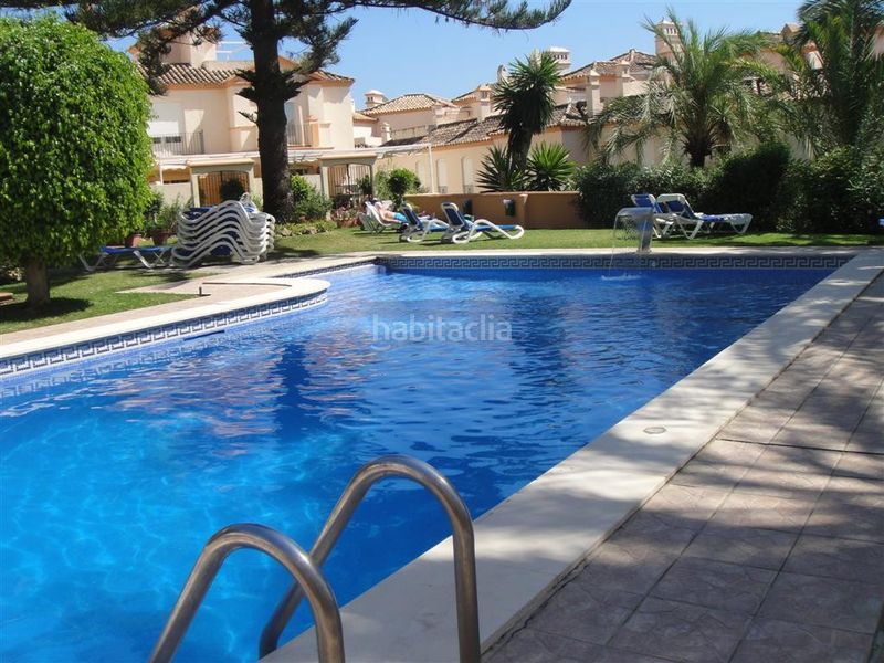 Foto e48f8404-bc60-4cff-acab-cee4d3e34279. Casa adosada en belgravia club 161 impresionante casa adosada frontal al mar, . en Estepona