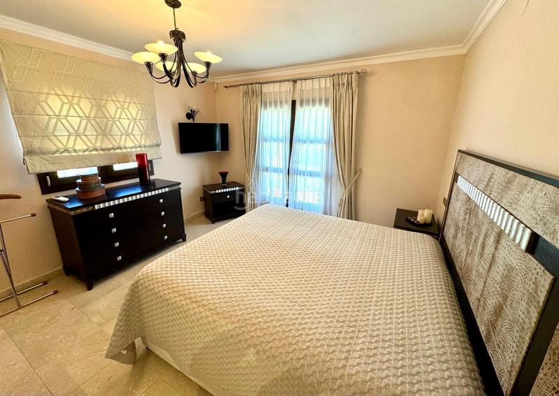 Foto 118834a5-8373-4a1e-860c-c2da64105a05. Casa amb calefacció aparcament piscina a Los Llanos Estepona