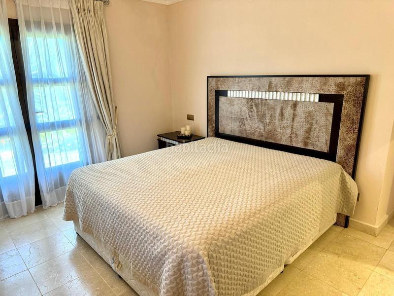 Foto e0e2f38c-64fc-45cd-afdd-5273622cbe92. Casa amb calefacció aparcament piscina a Los Llanos Estepona