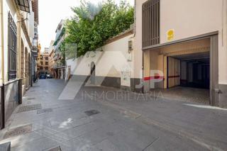 Autoparkplatz in Calle puentezuelas 38. Centro de la ciudad. amplia plaza de garaje con fácil acceso.