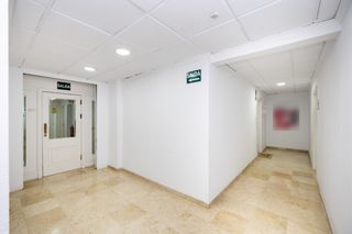Location Bureau  Calle azorín. Camino de ronda. alquiler de oficina, muy luminosa, exterior.