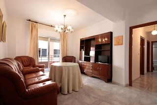 Location Appartement  Calle méndez núñez. Junto plaza einstein. proximo curso universitario
piso con 3 do