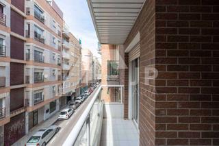 Appartement à Calle santa clotilde 33. Piso en venta 4 dormitorios, calefaccion. garaje,cerca hipercor