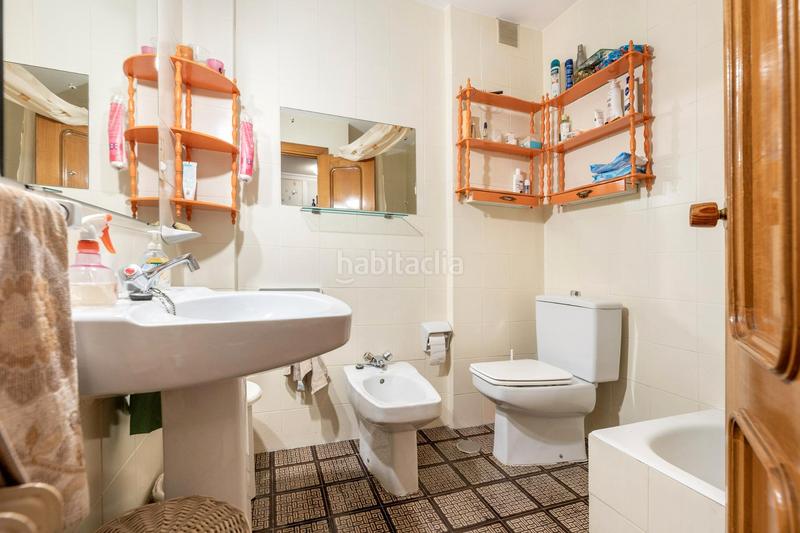 Foto c879ffdd-f8e2-4a99-9b60-87f94eef5465. Piso pisazo en venta junto a gran capitan, con plaza de garaje y trastero en Granada