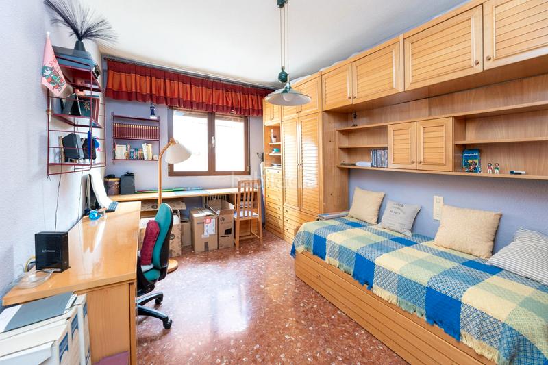 Foto cdd6d7f1-9c61-418d-8532-1fc558237108. Piso pisazo en venta junto a gran capitan, con plaza de garaje y trastero en Granada
