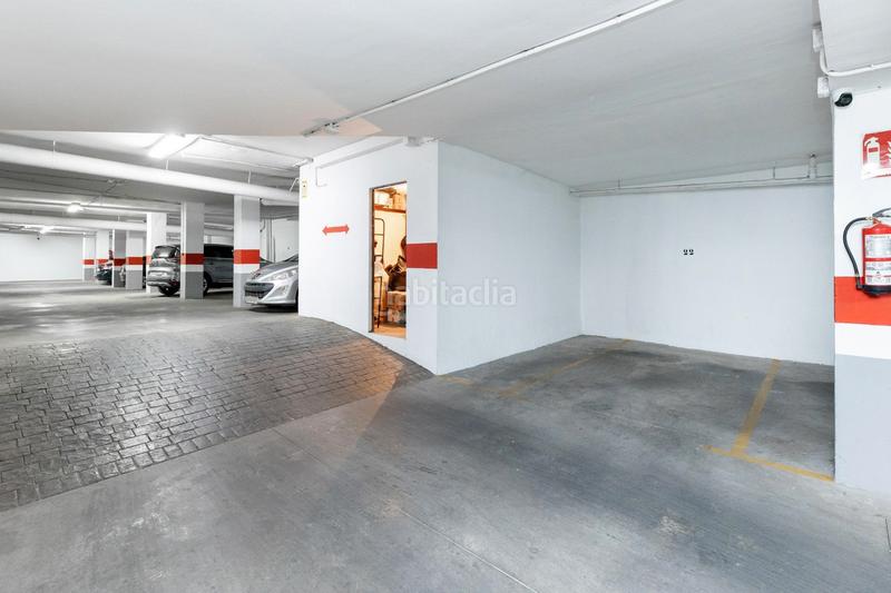 Foto f2bcc553-54bb-4b95-9bed-d78770c4e2b6. Piso pisazo en venta junto a gran capitan, con plaza de garaje y trastero en Granada