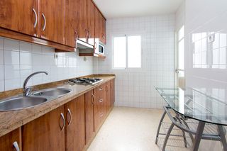 Affitto Appartamento in Calle martínez de la rosa 21. Alquiler curso academico , 4 dormitorios, 2 baños