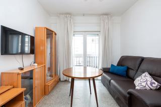Location Appartement  Calle méndez núñez. Junto plaza albert einstein. piso para estudiantes.
salon con b