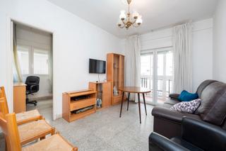 Miete Etagenwohnung  Calle méndez núñez. Junto plaza albert einstein. piso para estudiantes.
salon con b
