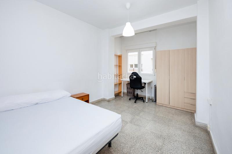 Foto 19b5e728-9c3f-4441-85f0-26d63450ddf7. Alquiler piso junto plaza albert einstein. piso para estudiantes.
salon con balcon.
3 dormitorios, cuarto de baño
cocina amueblada con electr en Granada