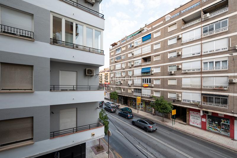 Foto 31912050-dea1-4244-ac91-c0e419f6f711. Alquiler piso junto plaza albert einstein. piso para estudiantes.
salon con balcon.
3 dormitorios, cuarto de baño
cocina amueblada con electr en Granada