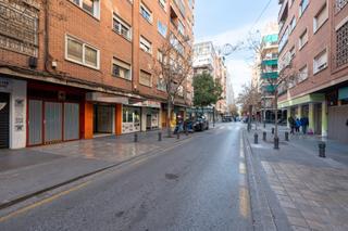 Miete Autoparkplatz in Calle pedro antonio de alarcón 67. Cochera coche mediano-pequeño maximo 4 metros de largo