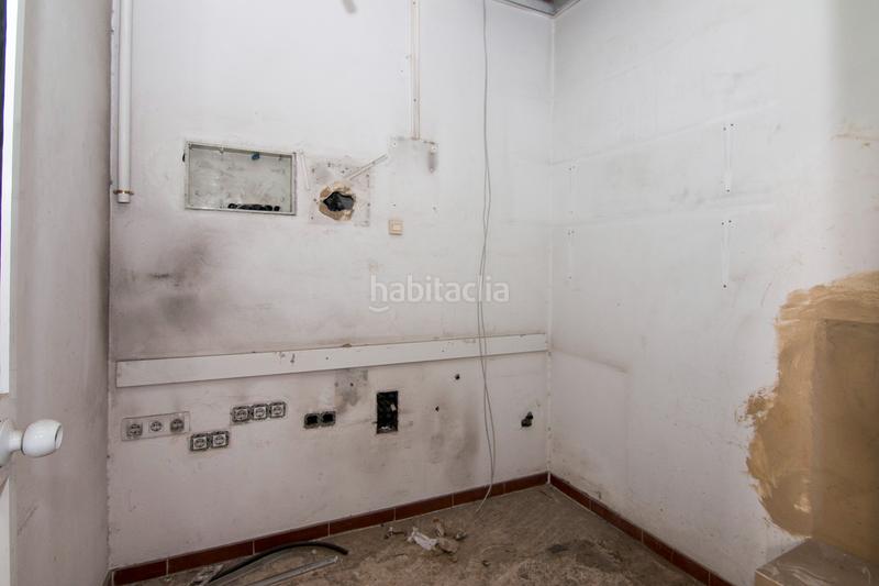 Foto 27ec6a7b-d23c-4746-bd59-6053436af61f. Alquiler local comercial en calle halcón 20b local en alquiler frente a renfe en Granada