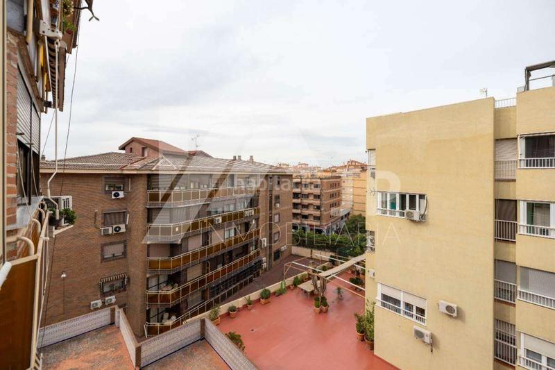 Foto 4da08197-0063-47b8-9004-2bf227f04630. Alquiler piso magnifico piso en alquiler de 4 dormitorios, y dos baños, amueblado, en alquiler en urbanización privada con piscina, garaje y tra en Granada