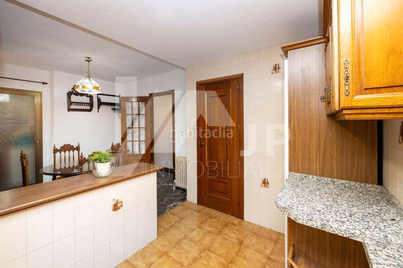 Foto 84f18f7a-1305-4ba2-bddf-0022e52f4a73. Alquiler piso magnifico piso en alquiler de 4 dormitorios, y dos baños, amueblado, en alquiler en urbanización privada con piscina, garaje y tra en Granada