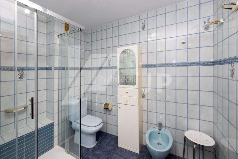 Foto 8bbafde9-cdfe-4278-8bbd-1bb1b9b0cb05. Alquiler piso magnifico piso en alquiler de 4 dormitorios, y dos baños, amueblado, en alquiler en urbanización privada con piscina, garaje y tra en Granada