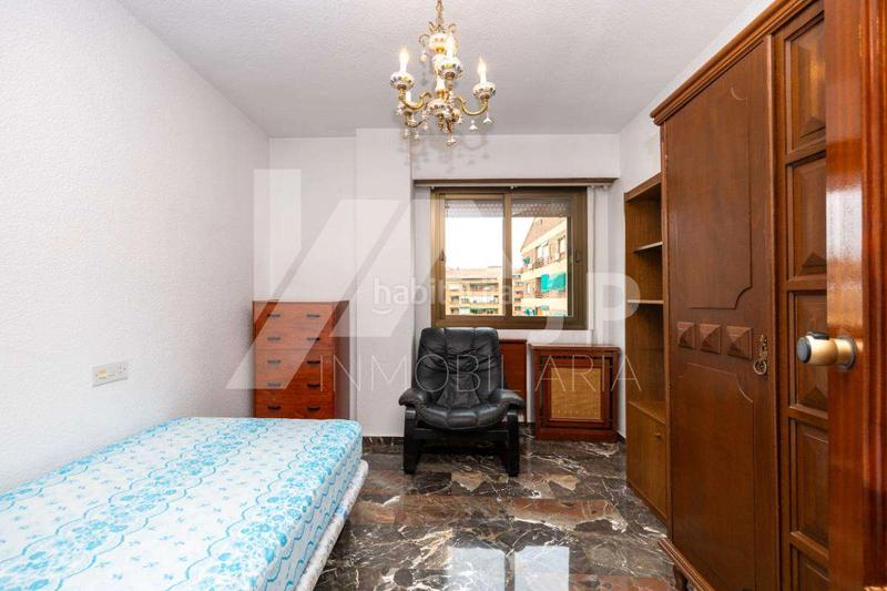 Foto 98c08047-7ff0-4680-b32f-249e36661f6d. Alquiler piso magnifico piso en alquiler de 4 dormitorios, y dos baños, amueblado, en alquiler en urbanización privada con piscina, garaje y tra en Granada