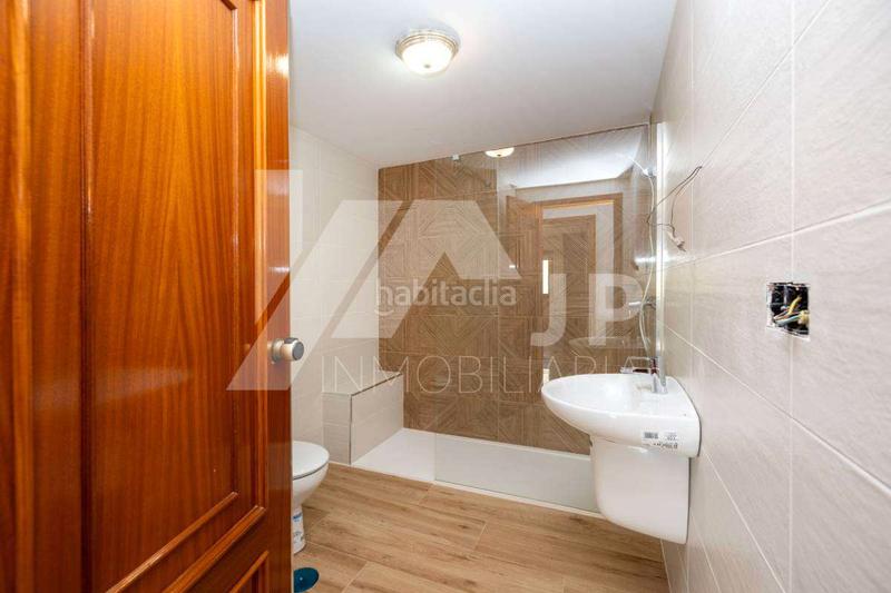 Foto bcd6edc4-3572-428c-afc2-457206849d63. Alquiler piso magnifico piso en alquiler de 4 dormitorios, y dos baños, amueblado, en alquiler en urbanización privada con piscina, garaje y tra en Granada