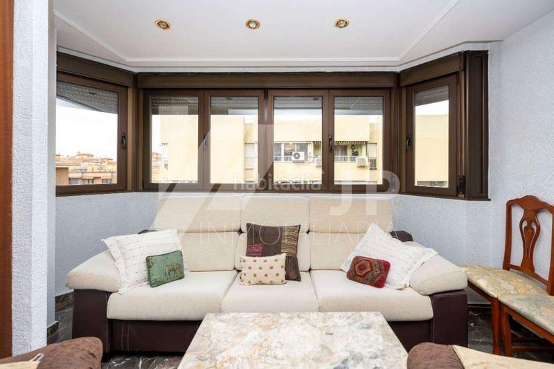 Foto da2ee3cc-2d02-476c-9fb7-594477922b0e. Alquiler piso magnifico piso en alquiler de 4 dormitorios, y dos baños, amueblado, en alquiler en urbanización privada con piscina, garaje y tra en Granada