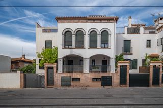 Miete Haus  Calle aristóteles 40. Casa adosada amueblada con garaje, metro en la puerta y junto al