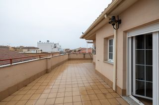 Lloguer Àtic a Calle la esperanza 27. Ático en alquiler en armilla – 2 dormitorios, terraza y garaje
