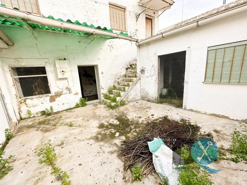 Foto 95f0fef0-16e1-436d-8adf-ac883d8e2103. Casa  a reformar con gran parcela para la casa de tus sueños en Utrera