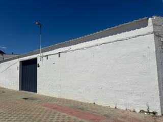 Bâtiment à usage industriel à Salesianos. Nave que da a tres calles perfecta para reparcelar y constru