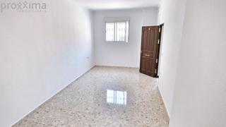 Appartement à Palmete. Se vende amplio bajo en palmete  94 m, 3 habitaciones y 2 baños