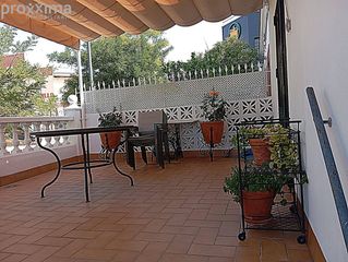 Casa en Centro. Casa independiente reformada con azotea y garaje junto al puente