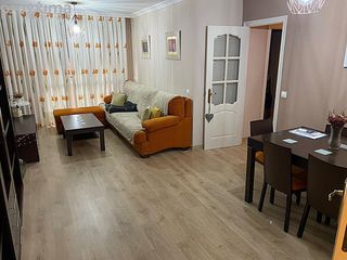 Pis a Centro. Amplio piso de 4 dormitorios con terraza, garaje y piscina en se