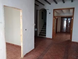 Casa  Novelé. Oportunidad de adquirir una casa de pueblo en calle trassagrario