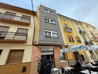 Casa  Mayor. Oportunidad de adquirir una vivienda en la población de moixent,