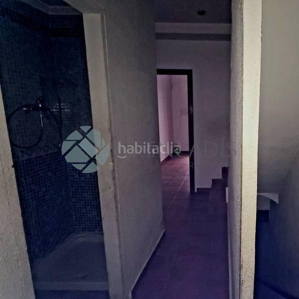 Foto c8c50028-4c27-48cb-93dd-874a80f51aff. Casa adossada a Serra