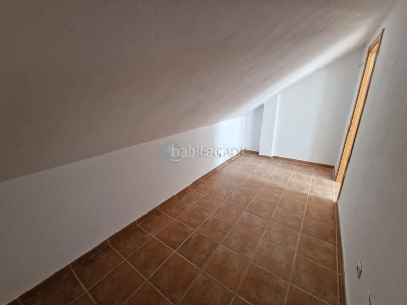 Foto 019e2d08-3f60-4639-a18c-af1b92ec99dd. Piso ático abuhardillado con plaza de garaje a la venta en el municipio , madrid.la vivienda está distribuida en salónco en Ciempozuelos