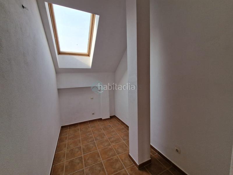 Foto 3b6ca61c-ae9b-4aef-9185-f21bf9cca163. Piso ático abuhardillado con plaza de garaje a la venta en el municipio , madrid.la vivienda está distribuida en salónco en Ciempozuelos