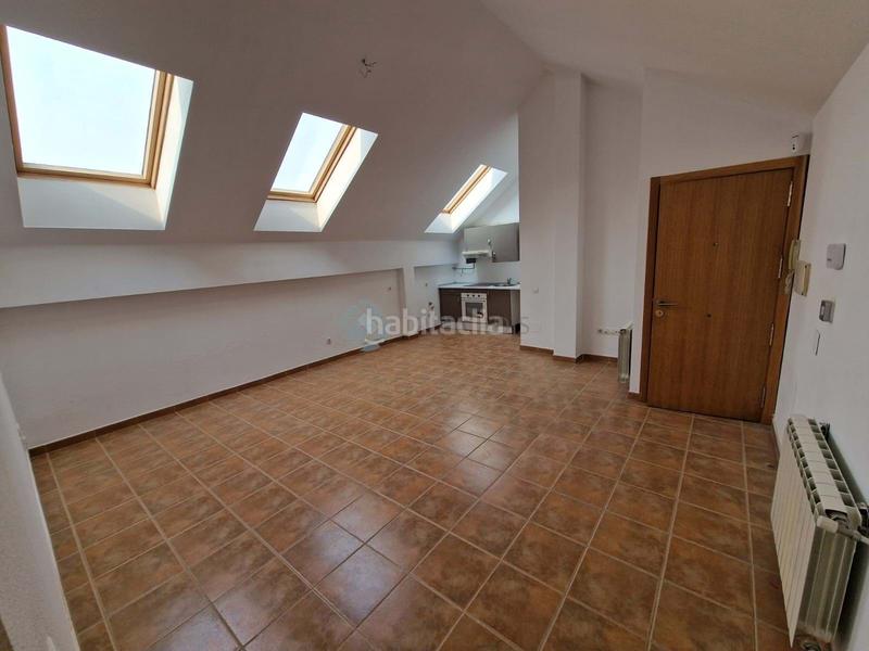 Foto 4f122db2-55d1-43e1-9b12-8a8bbaa79aa5. Piso ático abuhardillado con plaza de garaje a la venta en el municipio , madrid.la vivienda está distribuida en salónco en Ciempozuelos