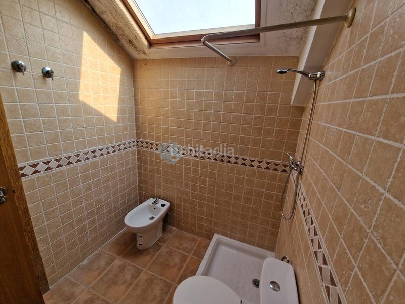 Foto c0d0a3dc-62e8-4a25-af24-e77c3ab15e30. Piso ático abuhardillado con plaza de garaje a la venta en el municipio , madrid.la vivienda está distribuida en salónco en Ciempozuelos