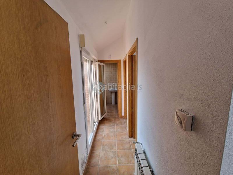 Foto c8fe0d6a-c2e6-455b-a13c-898bf43906d2. Piso ático abuhardillado con plaza de garaje a la venta en el municipio , madrid.la vivienda está distribuida en salónco en Ciempozuelos