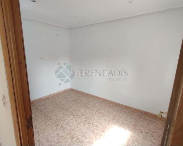 Foto 028625dc-2647-4866-9ece-bdcc0d85bb7e. Piso  de 70 m para reformar a la venta en el distrito de carabanchel, .la vivienda está distribuida en salóncomedor, tres dor en Madrid