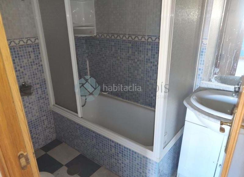 Foto 2382327f-d4b0-49bc-b89c-452f76dfe2c9. Piso  de 70 m para reformar a la venta en el distrito de carabanchel, .la vivienda está distribuida en salóncomedor, tres dor en Madrid