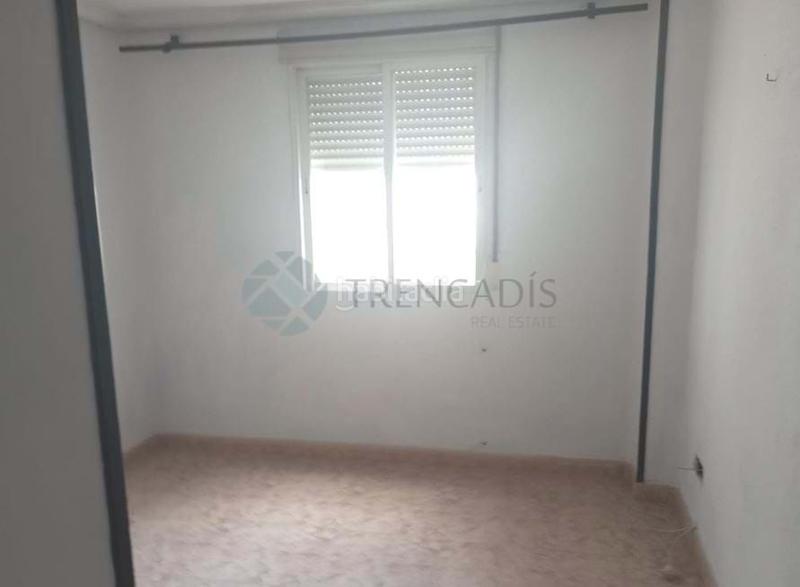 Foto 8e1849b5-404f-4f98-93b3-18470f5730be. Piso  de 70 m para reformar a la venta en el distrito de carabanchel, .la vivienda está distribuida en salóncomedor, tres dor en Madrid
