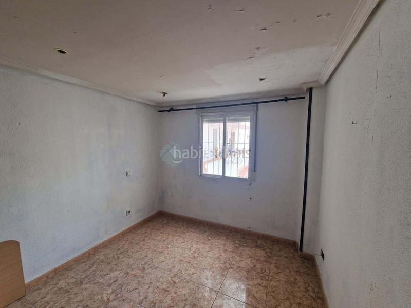 Foto c6791a4e-7589-43db-857a-311faef2f5f2. Piso  de 70 m para reformar a la venta en el distrito de carabanchel, .la vivienda está distribuida en salóncomedor, tres dor en Madrid