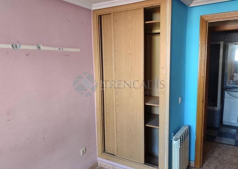Foto c94aa08e-3c00-482b-bd59-cac2fa1d0faf. Piso  de 70 m para reformar a la venta en el distrito de carabanchel, .la vivienda está distribuida en salóncomedor, tres dor en Madrid