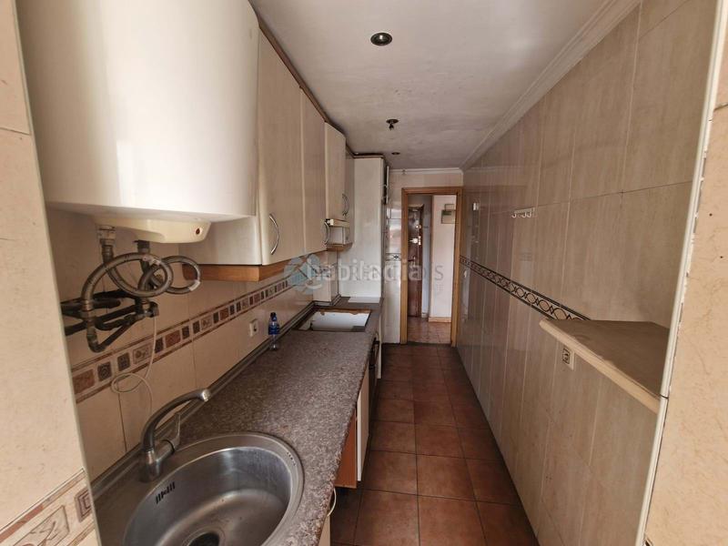 Foto e816dd76-db29-41c0-9c18-d9c8d79410f5. Piso  de 70 m para reformar a la venta en el distrito de carabanchel, .la vivienda está distribuida en salóncomedor, tres dor en Madrid