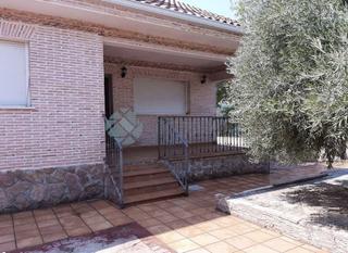 Xalet  Cl mies   mentrida (toledo). Vivienda unifamiliar independiente con jardín a la venta en el m