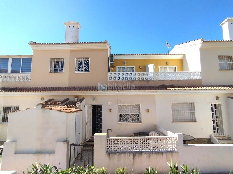 Foto b2fdac59-a269-49e0-bea4-736b9a5593a3. Casa aparellada a Benijófar